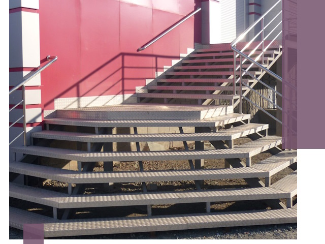 Лестницы для магазина в Черкесске — изготовление и монтаж