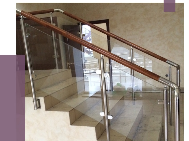Комбинированные перила из металла и дерева в Черкесске