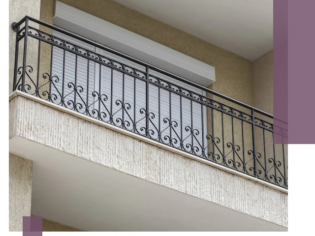 Балконные ограждения из металла и стекла в Черкесске для домов