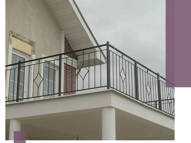 Изготовление балконных ограждений в Черкесске из металла и стекла